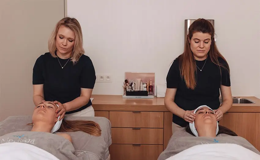 duo manual and relaxing facial treatment